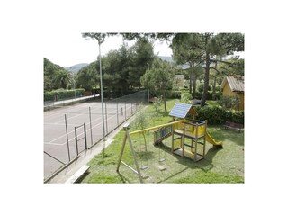 Tennisplatz und Spielplatz