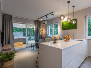 Küche und Wohnzimmer sind ein offener Raum.