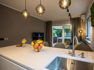 Küche und Wohnzimmer sind ein offener Raum.