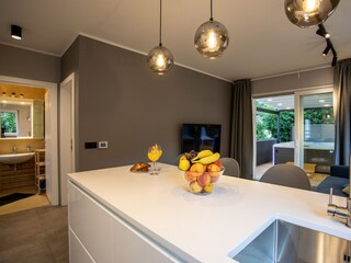 Modernes Apartment mit privater Gartenterrasse.