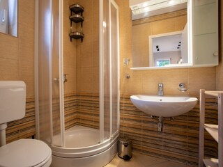 Badezimmer hat Dusche,Waschbecken,Toilette&Haartrockner