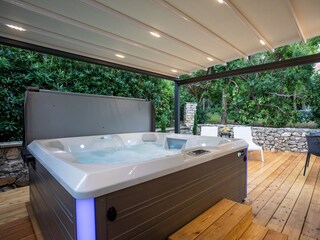 Der Whirlpool ist mit einem Dach bedeckt
