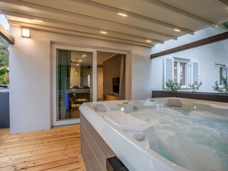 Der Ausgang zur Terrasse & Whirlpool ist überdacht