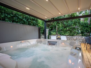 Der Whirlpool ist für 4 Personen geeignet.