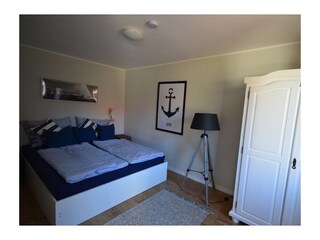 Schlafzimmer mit Doppelbett andere Perspektive