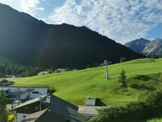 Blick auf Parsenn, Elfer und Zwölfer vom Balkon