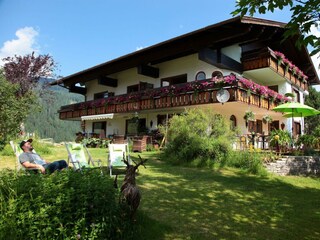 Hausansicht mit Liegewiese und Sonnenterrasse