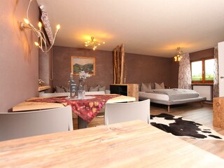 Urgemütlicher Wohnschlafraum im alpinem Stil