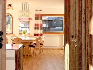 Lichtdurchfluteter Wohnraum mit Südbalkon