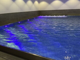 Hallenbad mit Massageliegen
