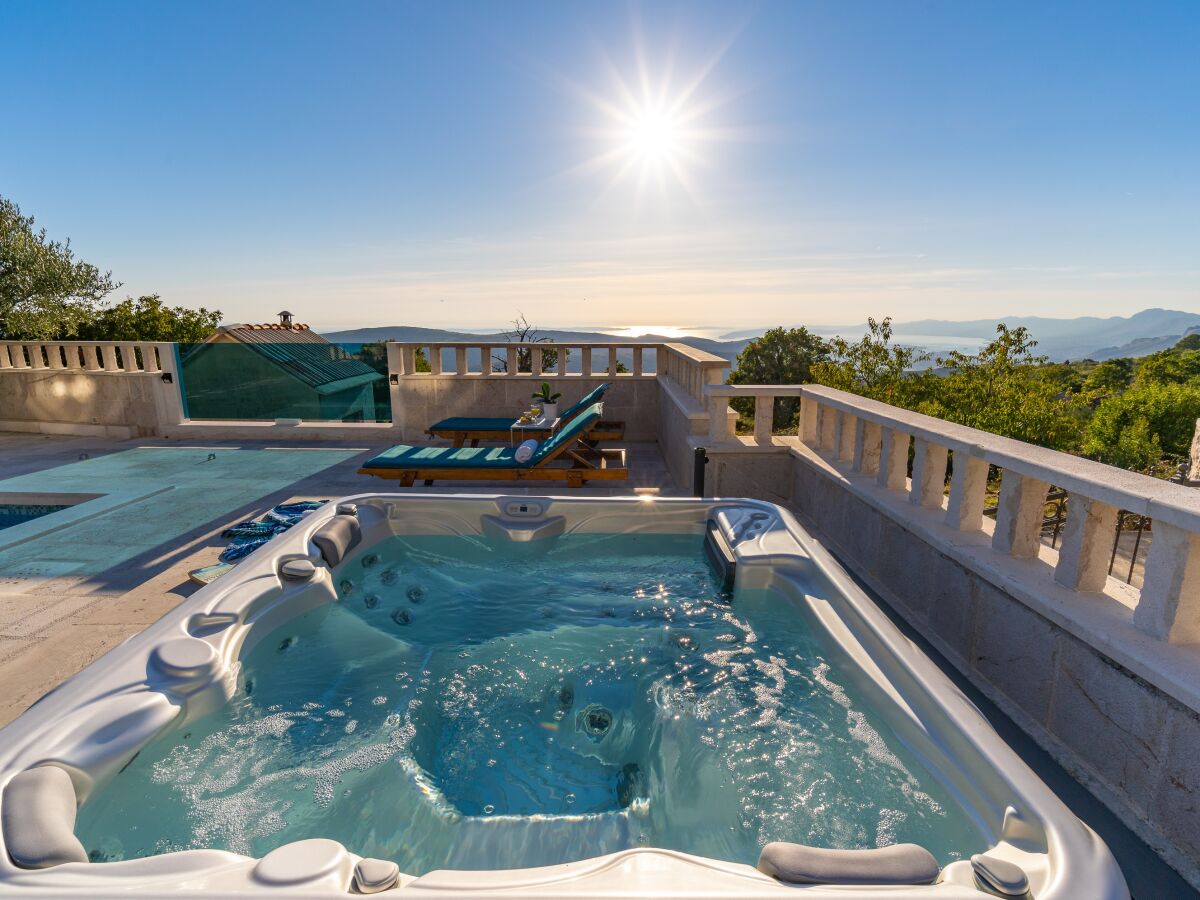 Jacuzzi mit Blick auf die Inseln und die Stadt Split