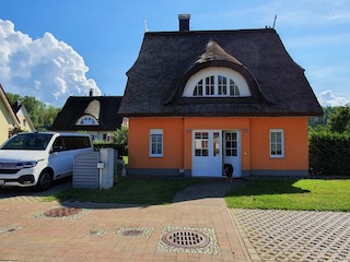 Der Vorgarten mit 3 PKW-Parkplätzen und Müllbox