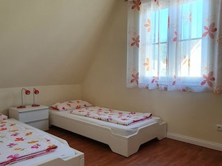 Schlafzimmer mit zwei niedrigen Einzelbetten(stapelbar)