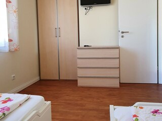 Schlafzimmer mit zwei niedrigen Einzelbetten(stapelbar)