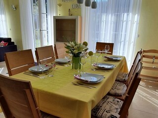 Esstisch mit Kinderstuhl