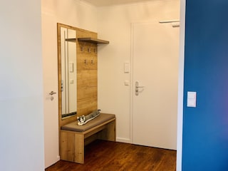 Die Garderobe im Eingangsbereich.