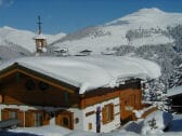 Haus im Winter mit Eingang am Balkon