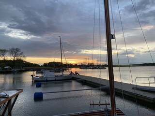 Der kleine Hafen im Sonnenuntergang