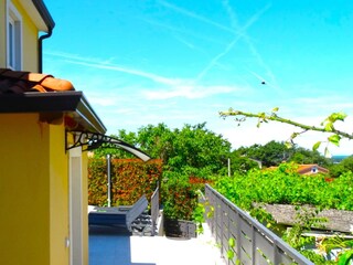 Hauseingang, dass Haus ist komplett umzäunt