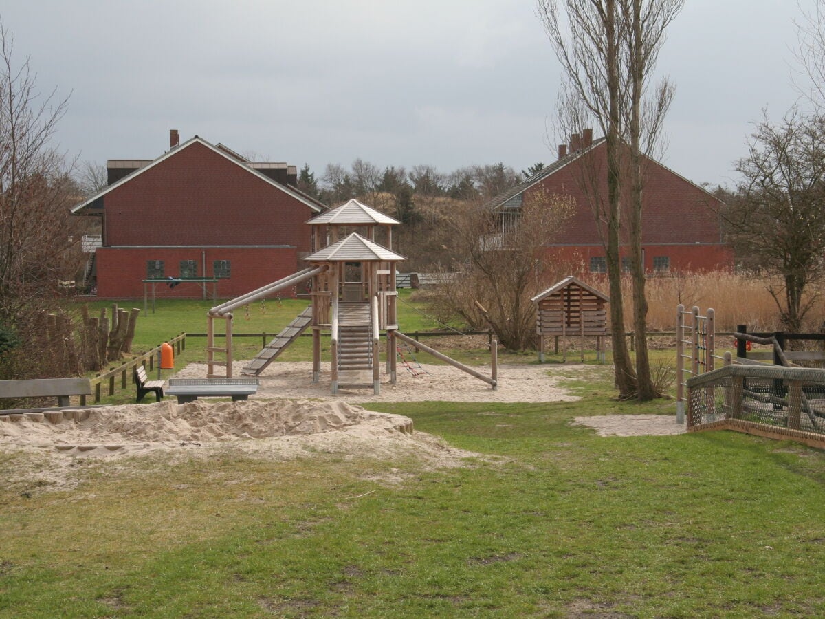 Spielplatz (3 Grundstücke weiter)