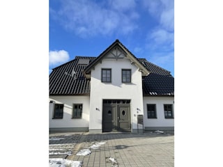Ferienhaus von vorn im Winter