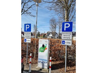 Ladesäule direkt gegenüber auf dem Parkplatz