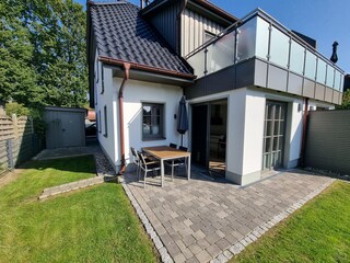 ...Haus mit Gartenansicht