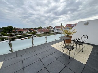 Ostblick-Terrasse mit Sitzgelegenheit
