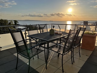 West-Terrasse mit Sitzgelegenheit