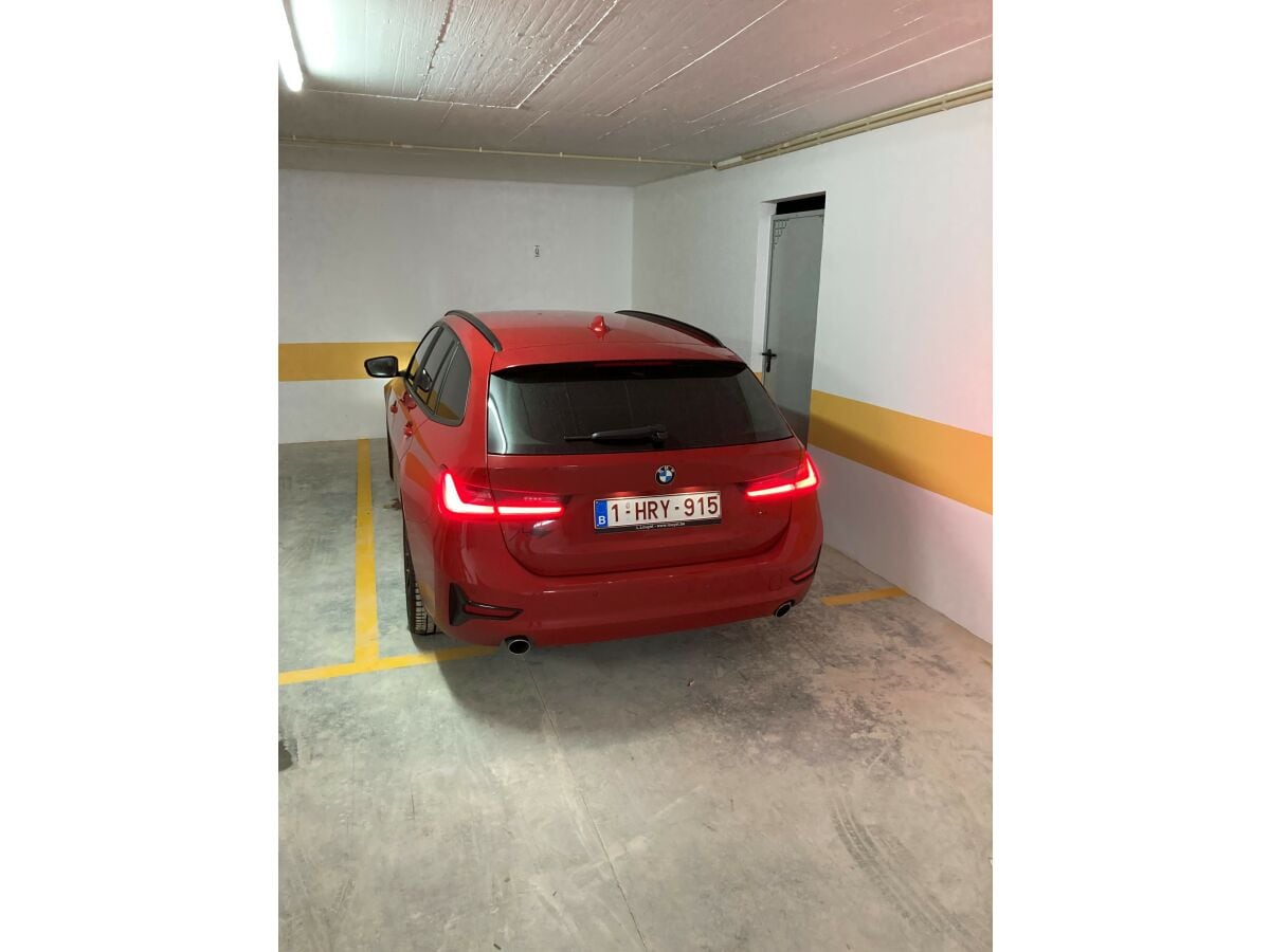 Ihr Parkplatz. Erreichbar über Treppe und Aufzug