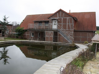 Außenanlage (hinten) mit Blick zum Teich