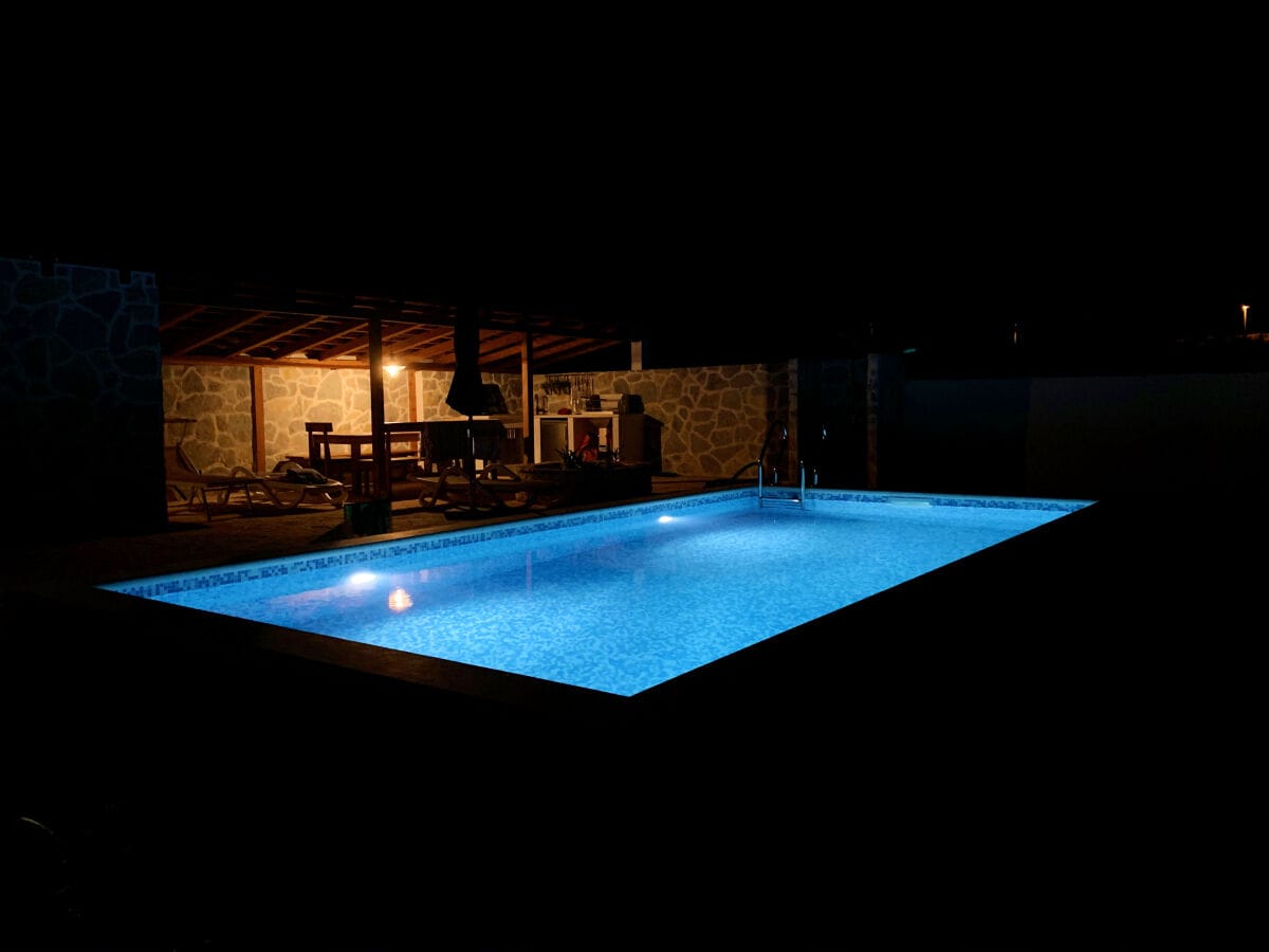 Pool bei Nacht