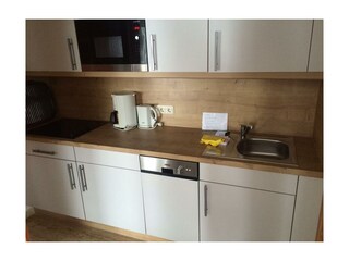 Küchenzeile mit Spülmaschine