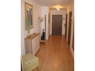 Blick vom Wohnzimmer in den Flur