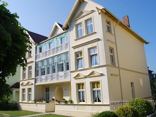 Blick von der Strandpromenade auf das Haus