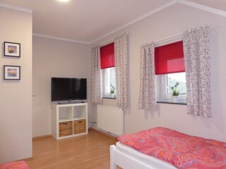 Schlafzimmer 4 , mit Fernseher