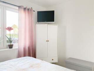 mit TV, Kleiderschrank, Verdunkelungsrollo