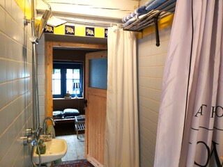 Durchgangsdusche zum Wellnessraum
