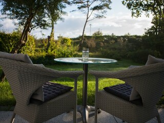 Terrasse mit Gartenmöbeln
