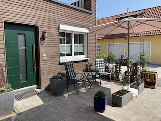 Barrierefreier Zugang und Sitzmöglichkeit Innenhof