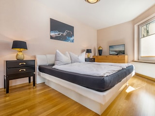 Das Schlafzimmer mit TV ...