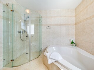 ... und bodengleicher Dusche (Weitwinkelfoto).