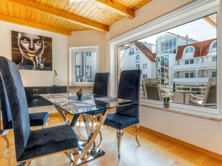 Das große Fenster hat ein Sichtschutzrollo.
