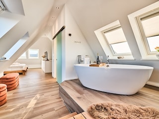 Wannenbad mit Blick in den Schlafbereich