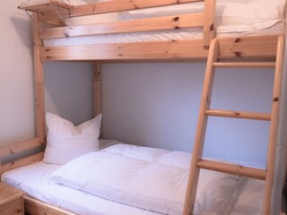 Schlafzimmer mit Etagenbett (unten 1,40m)