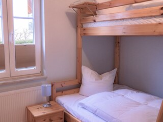 Schlafzimmer mit Etagenbett (unten 1,40m)