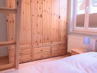 Schlafzimmer mit Etagenbett (unten 1,40m)