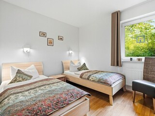 Schlafzimmer mit TV und zwei Einzelbetten