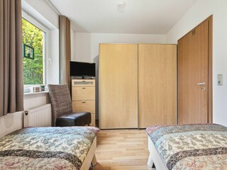 Schlafzimmer mit TV und zwei Einzelbetten