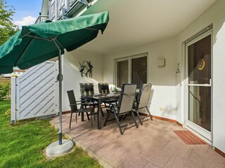 Terrasse mit Sonnenschirm